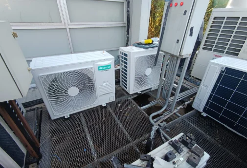 Equipo de aire acondicionado tipo ducto de 60.000 BTU instalado en Universidad Mayor