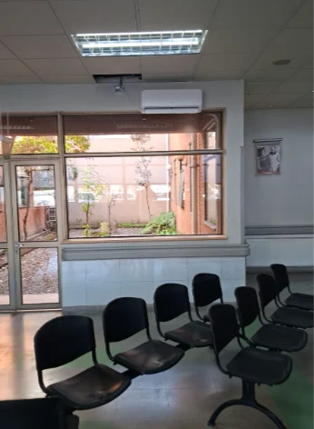 Detalle de instalación de equipos de aire acondicionado en CESFAM Talagante